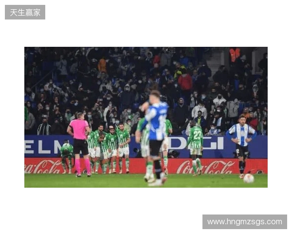 西班牙名嘴：维尼在替补席发笑不职业，在哪都该被开除